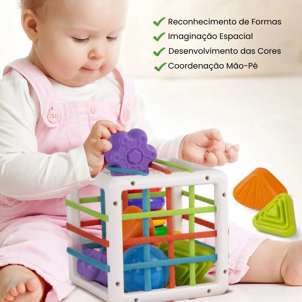Arindolê Brinquedos Bebê brincando com Brinquedo Educativo e Brinquedo Sensorial de formas texturizadas