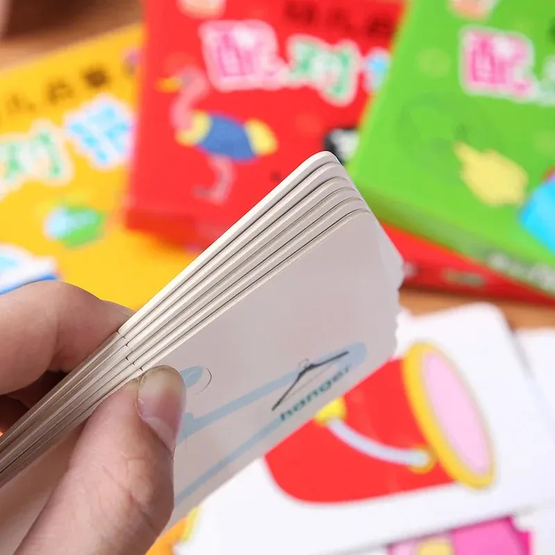 Cartas coloridas de Quebra Cabeça Montessori em mãos, estimulando aprendizado e coordenação