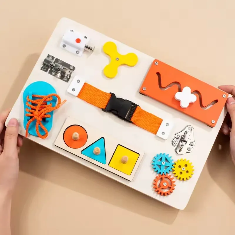 Brinquedo Educativo Montessori placa de atividades em madeira com cadarço, engrenagens, trava e fivela, estimula autonomia